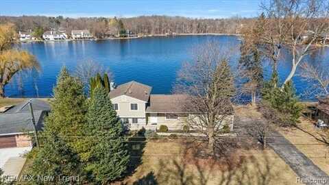 7135 CAPRI Drive, White Lake, MI 48383