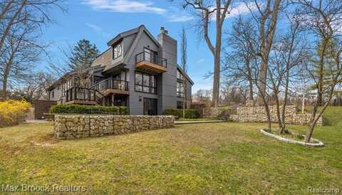 19911 Old Pond Ct, Beverly Hills, MI 48025