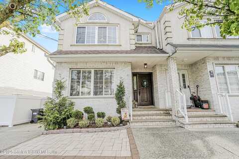 86 Ambassador Lane, Staten Island, NY 10309