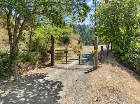 18505 E Evans Creek Road, Rogue River, OR 97537