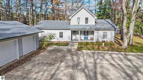 6836 NW Aarwood Trail, Rapid City, MI 49676