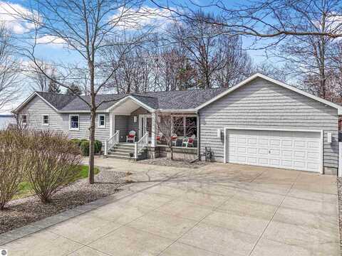 110 Indian Road, Houghton Lake, MI 48629