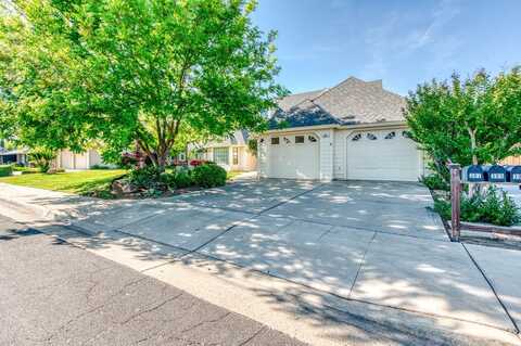 301 Paul Avenue W, Clovis, CA 93612