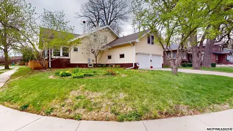 20 S Crescent Dr, MASON CITY, IA 50401
