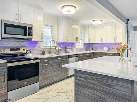 11 Hillcrest Ave, Gladstone, NJ 07934