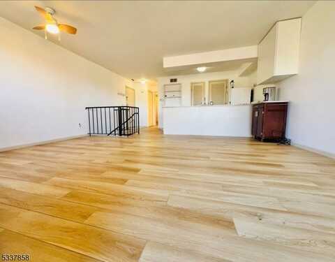 2 Sunrise Dr, Vernon, NJ 07462