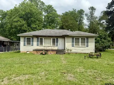 233 S Chalk Street, Joaquin, TX 75954