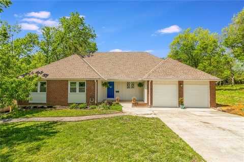10706 Hillcrest Road, Kansas City, MO 64134