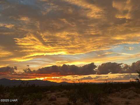 31/32 S Jesse James Rd, Yucca, AZ 86438