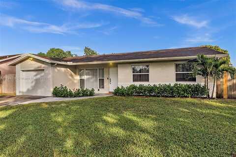 8411 NW 3rd St, Pembroke Pines, FL 33024