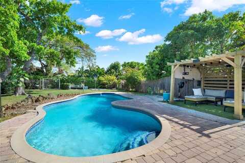 6450 SW 28th St, Miami, FL 33155