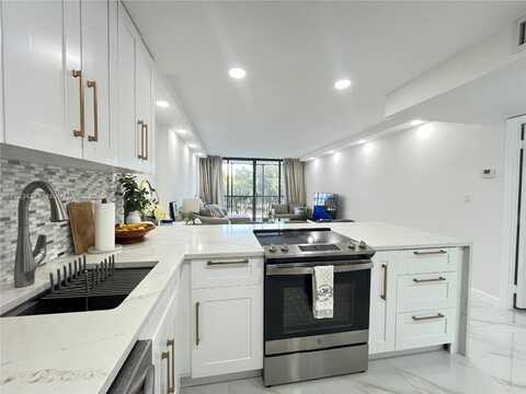 3101 N Country Club Dr, Aventura, FL 33180