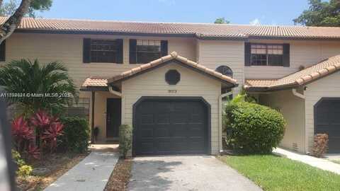 9073 Vineyard Lake Dr, Plantation, FL 33324