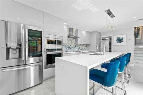 2557 Lakeview Ct, Cooper City, FL 33026