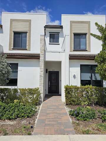 813 NE 211th St, Miami, FL 33179
