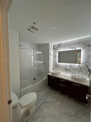 244 Biscayne Blvd, Miami, FL 33132