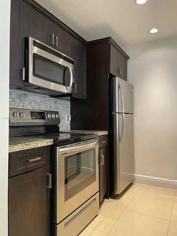 8120 Geneva Ct, Doral, FL 33166
