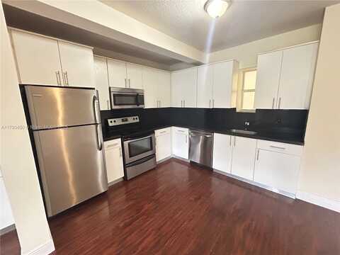 2880 Pine Tree Dr, Miami Beach, FL 33140