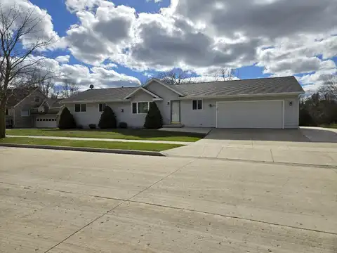 1932 Pleasant St, Manitowoc, WI 54220
