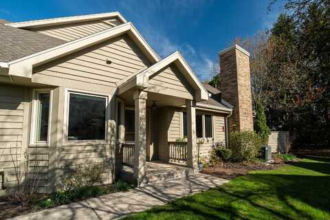 N21w24129 Dorchester Dr, Pewaukee, WI 53072
