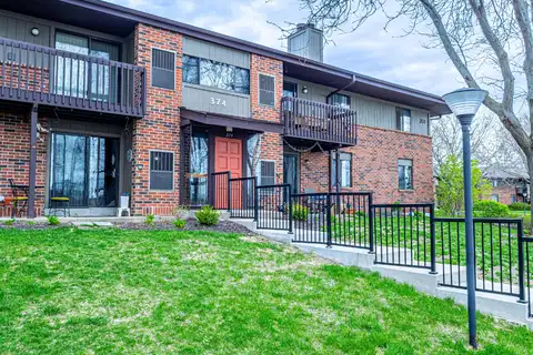 374 Park Hill Dr, Pewaukee, WI 53072