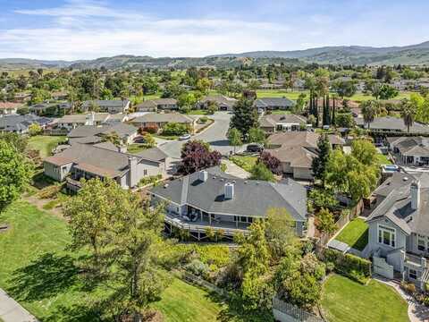 105 Louise CIR, HOLLISTER, CA 95023
