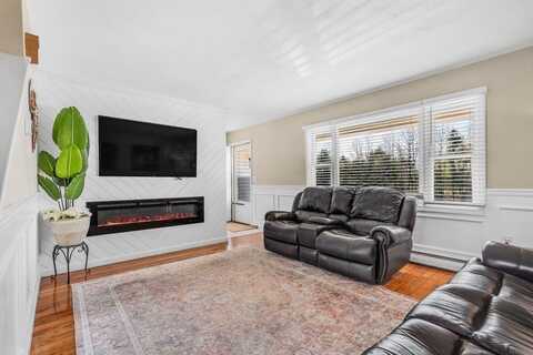 6 Pond View Way, Hubbardston, MA 01452