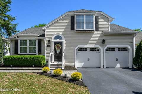 18 Hunters Pointe, North Middletown, NJ 07748