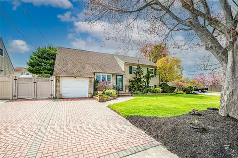 958 N Queens Avenue, Lindenhurst, NY 11757