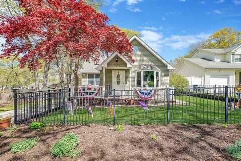 31 Beech Avenue, Farmingville, NY 11738
