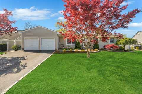 7 Sunny Glenn Way, Holbrook, NY 11741