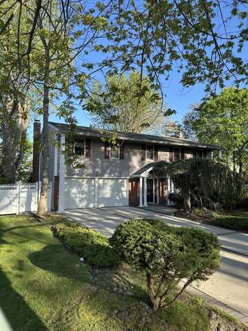 23 Algonquin Lane, Commack, NY 11725
