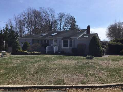 10 Fern Place, Bay Shore, NY 11706
