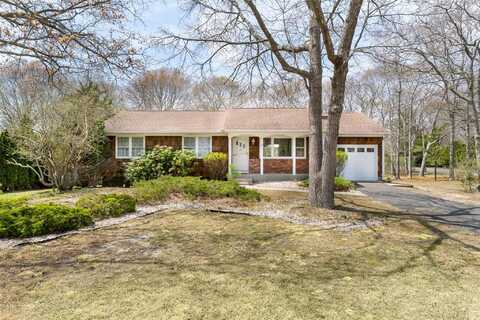 16 Middle Road, Hampton Bays, NY 11946