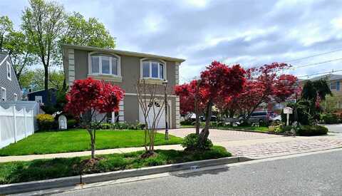 27 Simonson Place, Farmingdale, NY 11735