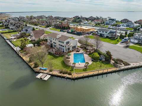 23 Sexton Drive, West Islip, NY 11795