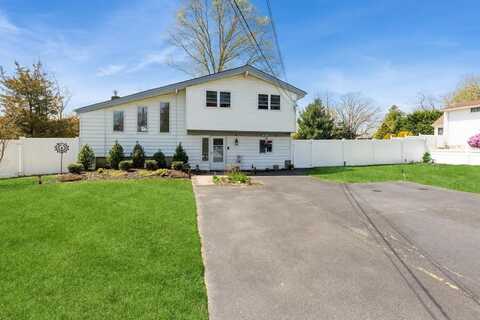 8 Woody Lane, Oakdale, NY 11769