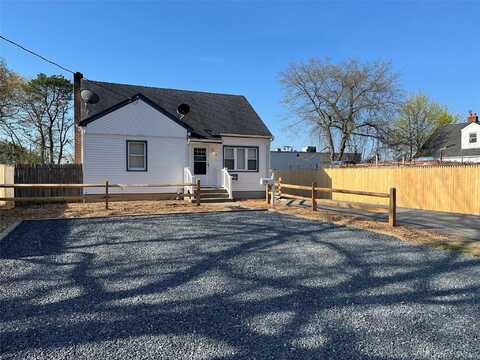 8 De Kay Place, Deer Park, NY 11729