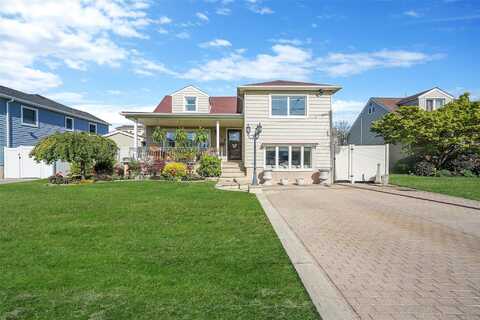 86 Jefferson Avenue, Island Park, NY 11558
