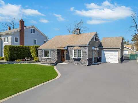 61 Maple Street, Islip, NY 11751