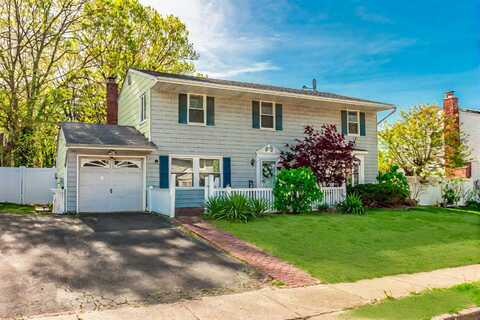376 Singingwood Drive, Holbrook, NY 11741
