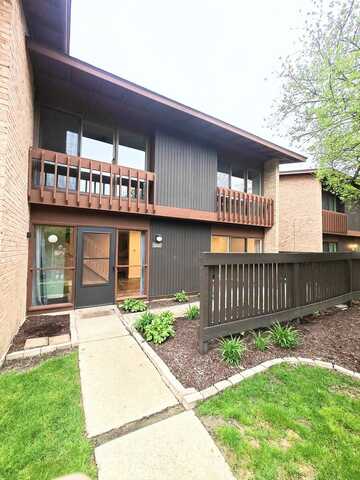 5912 Greenview Road, Lisle, IL 60532