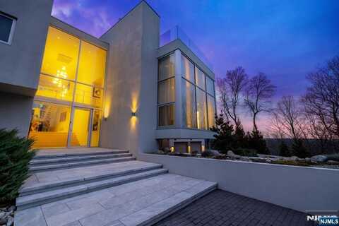 4 Penobscott Place, Franklin Lakes, NJ 07417