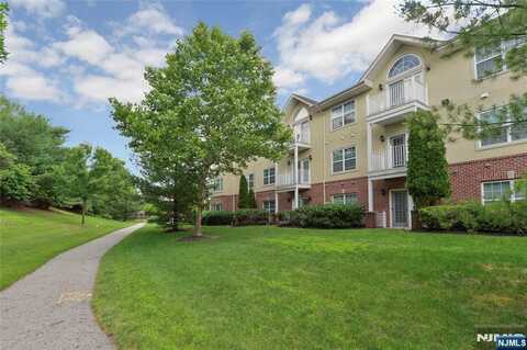 121 Courter Road 82, Franklin Lakes, NJ 07417