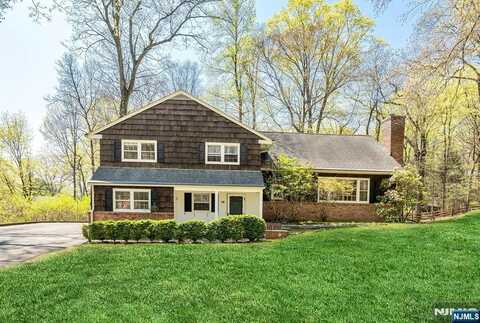 16 Barnfield Court, Upper Saddle River, NJ 07458