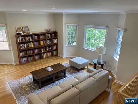 112 Stonegate Trail, Cresskill, NJ 07626