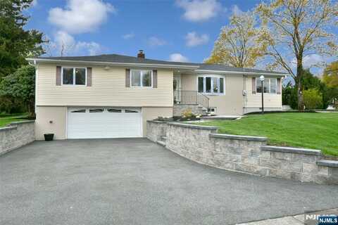 27 Oakdale Court, North Haledon, NJ 07508