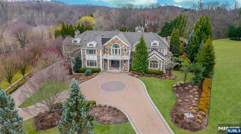 11 Rickland Drive, Caldwell, NJ 07006
