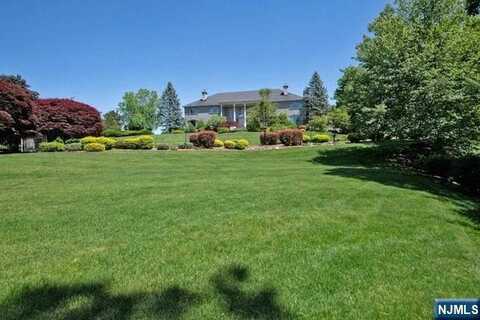 16 Shinnecock Trail, Franklin Lakes, NJ 07417
