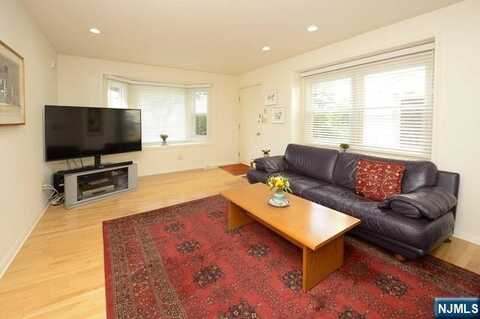9 Park View Place, Fair Lawn, NJ 07410